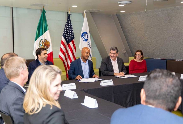 Tecnológico de Monterrey leaders hosted a delegation from Rice University. President Reginald DesRoches signs a partnership agreement as others look on.