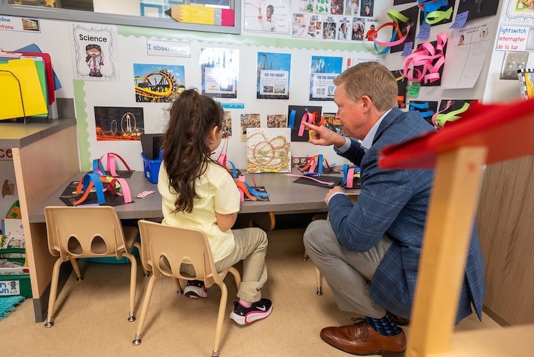 Rob Bruce interacts with a student at Rice's Owl Lab.