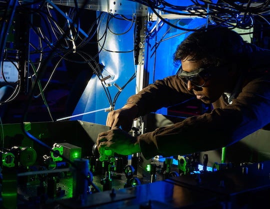 Rice University physicist Ruwan Senaratne and colleagues used laser cooling to build a quantum simulator where they could repeatedly view and photograph a quantum effect called spin-charge separation. (Photo by Jeff Fitlow/Rice University)