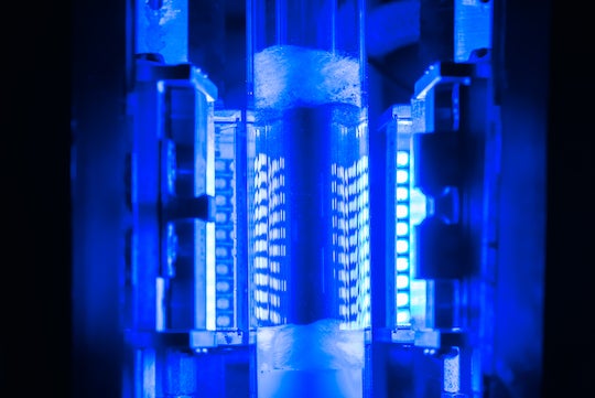Una celda de reacción prueba fotocatalizadores plasmónicos de cobre y hierro para la producción de hidrógeno a partir de amoníaco.  Foto de Brandon Martín