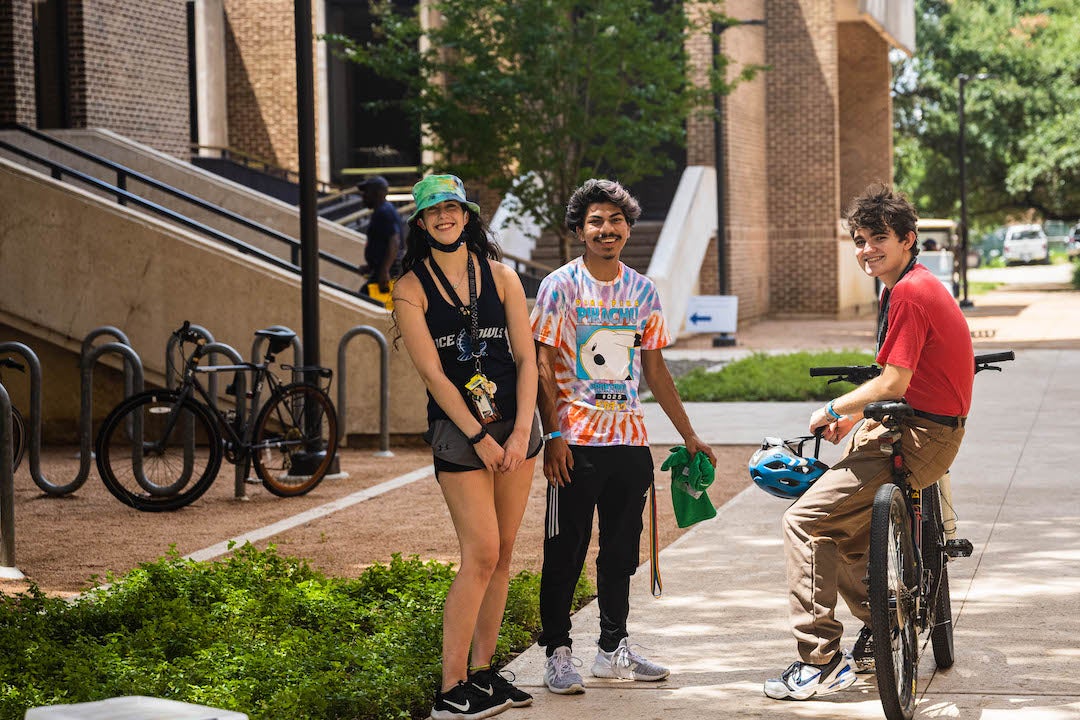 Students moving into rice on move-in day 2021