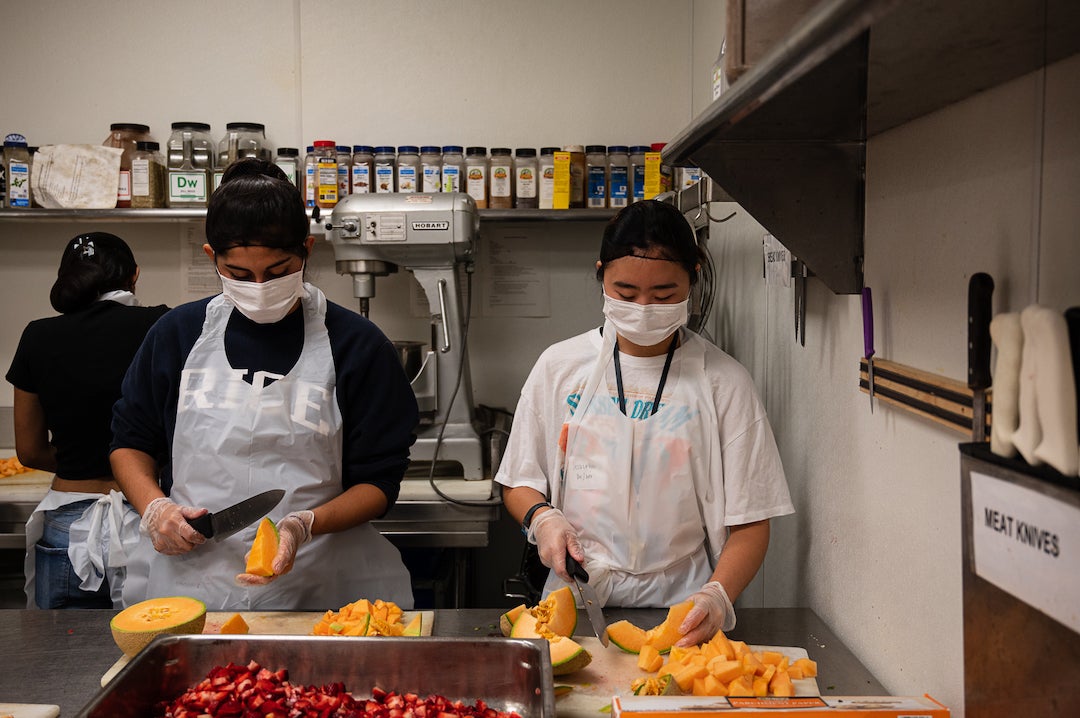 Rice students volunteer at local shelter preparing food