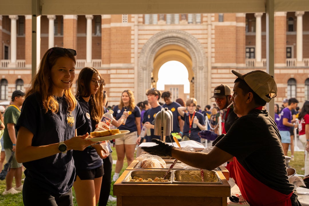 Incoming freshmen break bread with President Reginald DesRoches during 2023 O-Week.