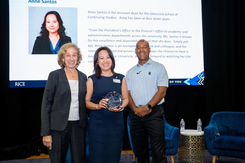 Anne Santos witht the award