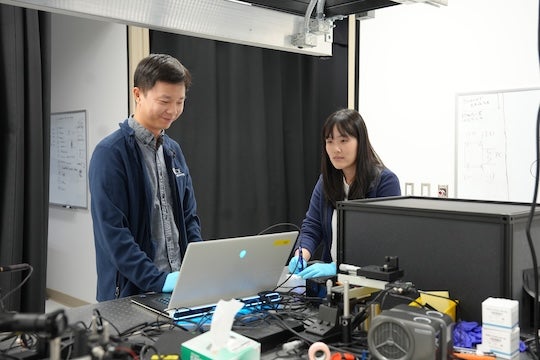 Huaya Hou and Jimin Wu working in the lab 
