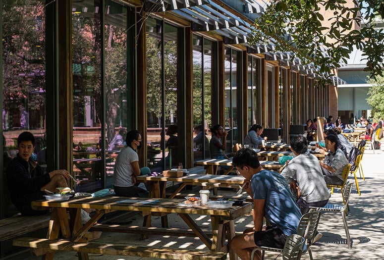 Students eating outside 