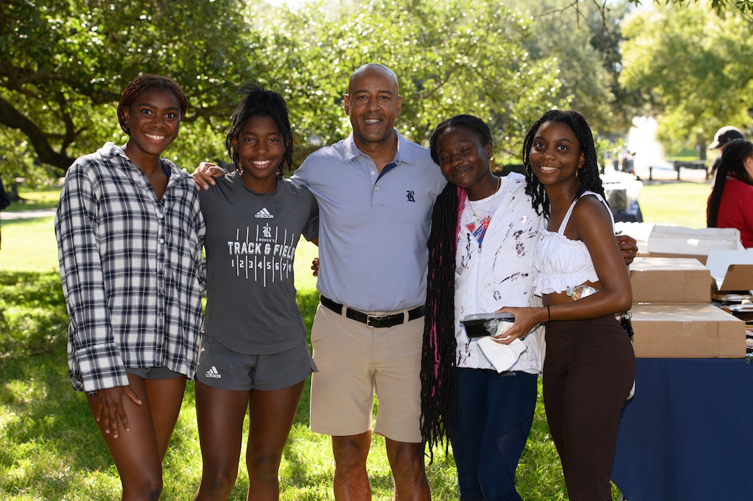 President Reginald DesRoches poses for photo with undergraduate students
