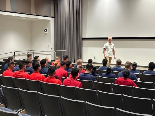Vice Adm. Wayne Baze speaks with Rice NROTC students.