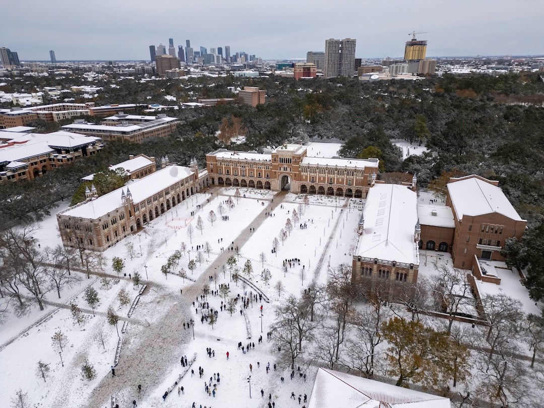 Snow blankets Rice University’s Academic Quad during an unusually cold January 2025 winter storm in Houston. (Photo by Gustavo Raskosky/Rice University)