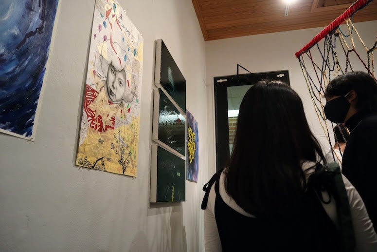 New work from the 2021-22 cohort of Visual and Dramatic Arts (VADA) seniors on the Studio Art track debuted Nov. 12 in the Sleepy Cyborg Gallery