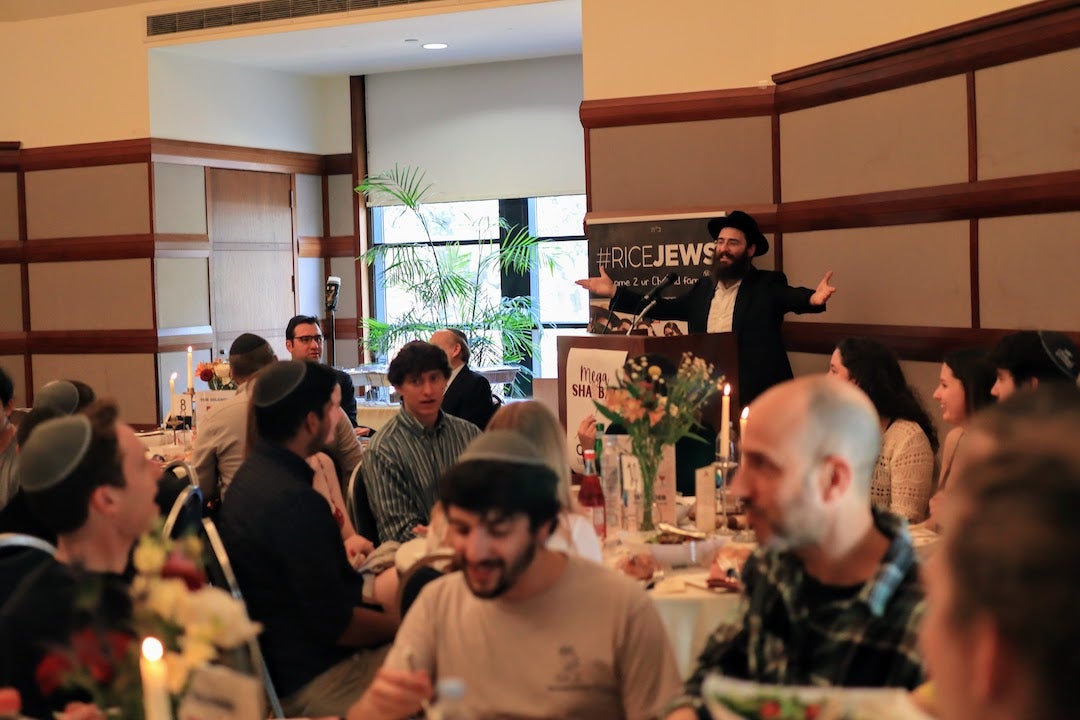 Rabbi Shmuli Slonim welcomes a group of over 100 Rice students to a "Mega Shabbat" dinner in Farnsworth Pavilion March 25, 2022.