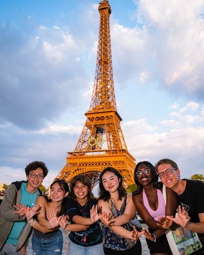 Rice students in front of the Eiffel Tower