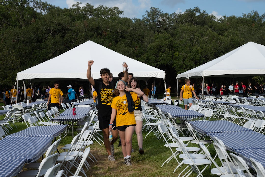 Students arrive at president's welcome barbecue