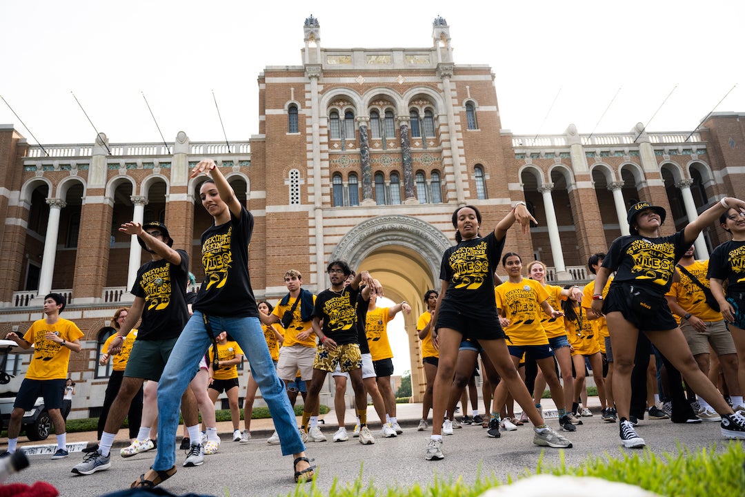 New students dancing at president's barbecue during O-Week 2022