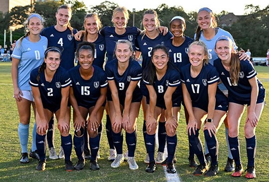 The Rice Owls soccer team poses for a photo.