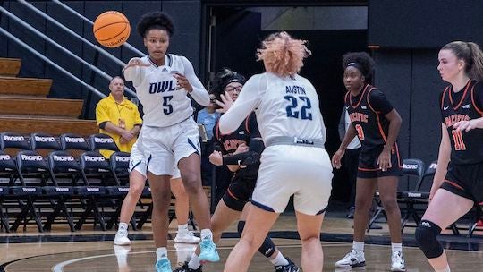 Rice's Destiny Jackson passes to Ashlee Austin during the Owls' victory Nov. 18. over Pacific Nov. 