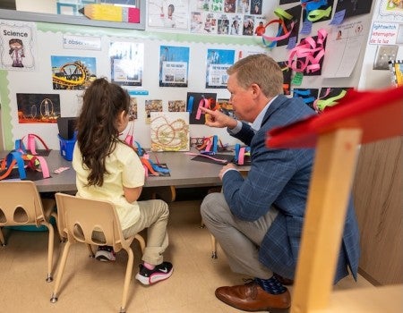 Rob Bruce interacts with a student at Rice's Owl Lab.